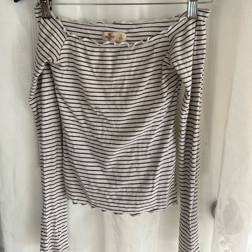 hollis yet off the shoulder, striped long sleeve! will be ironed before shipped